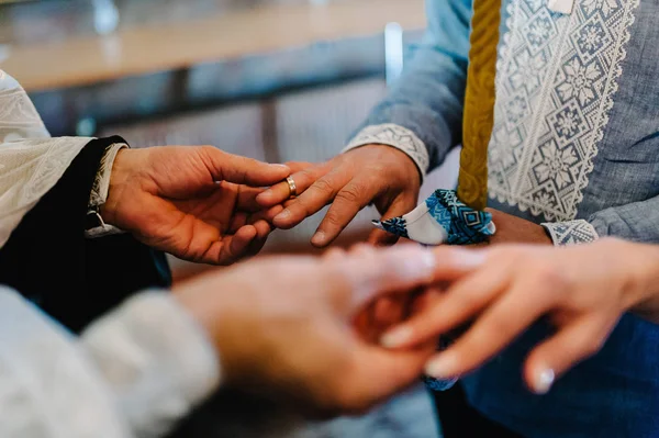 Schließen Sie Die Ansicht Des Priesters Ändern Trauringe Die Finger Stockfoto