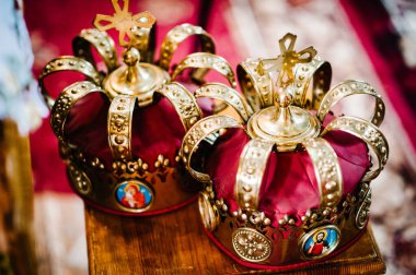 Düğün taçları. Kilisede düğün tacı seremoniye hazır. Kapat..