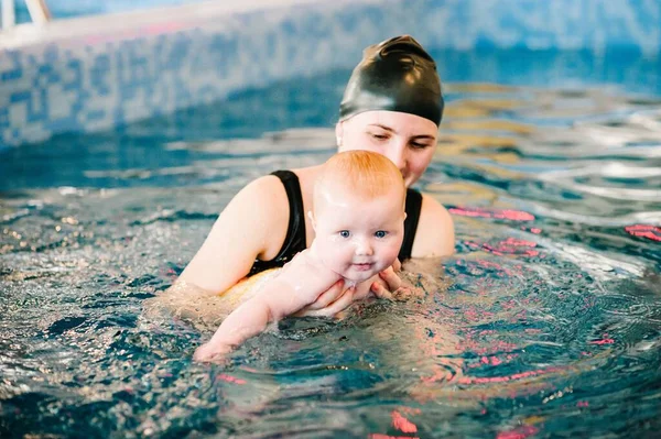 Dykning Baby Paddelpoolen Ung Mamma Simlärare Och Glad Liten Flicka — Stockfoto