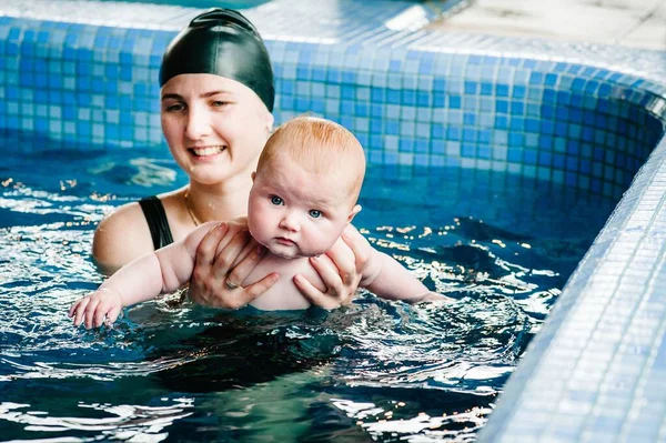 Ung Mamma Simlärare Och Glad Liten Flicka Paddelpoolen Lär Barnet — Stockfoto