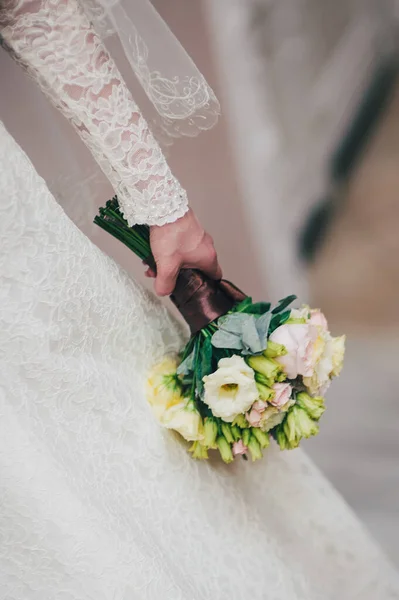 ブッシュバラ ユースター スタンドとポーズからの結婚式の花の花束と壮大なスタイリッシュなエレガントな花嫁 花嫁を背景に — ストック写真