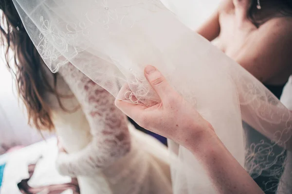 Mão Ajusta Véu Noiva Close Noiva Manhã Dia Casamento Estilo — Fotografia de Stock