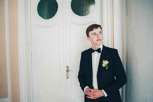 Glückliche Stilvolle Elegante Bräutigam Stehend Und Posieren Auf Dem Hintergrund — Stockfoto