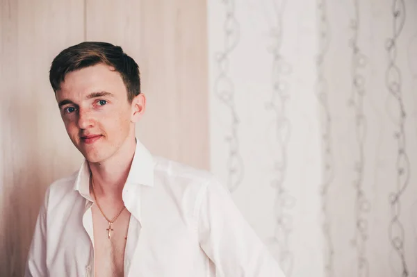 Schöne Glückliche Junge Mann Trägt Ein Hemd Nackt Morgenstund Hochzeitstag — Stockfoto