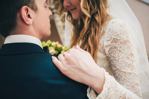 Рука Невесты Обнимает Жениха Подбородка Закрыть Свадебную Фотосессию Стиль Мода — стоковое фото