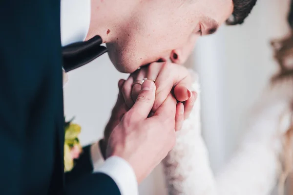 Noivo Beija Noiva Mão Beijo Gentil Proposta Ofereça Casar Quê — Fotografia de Stock