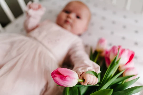 Primer Plano Mano Niña Recién Nacida Sosteniendo Ramo Flores Tulipanes — Foto de Stock