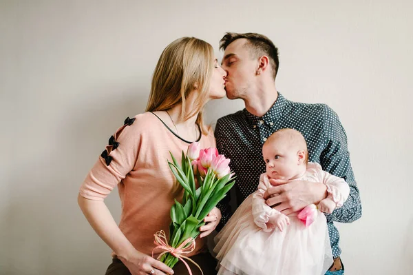 Feliz Día Madre Hija Con Papá Felicitar Mamá Darle Ramo — Foto de Stock