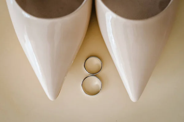 Zarif Zarif Klasik Bej Ayakkabılar Masada Izole Edilir Pastel Arka — Stok fotoğraf