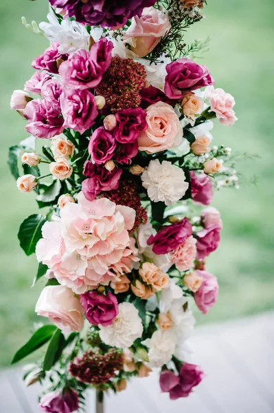 Composiciones Flores Decoradas Con Hortensias Rosadas Rosas Claveles Blancos Verdes — Foto de Stock