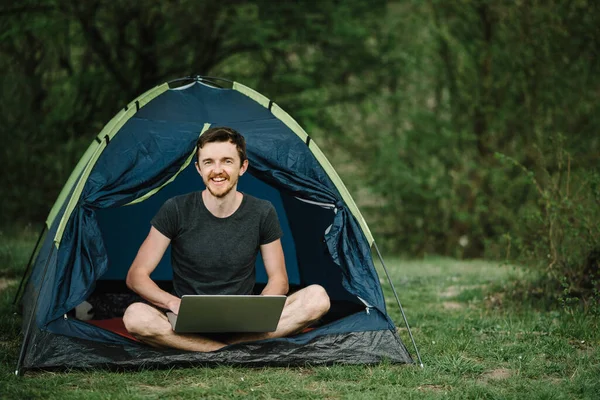 Homme Travaillant Sur Ordinateur Portable Dans Tente Dans Nature Jeune — Photo