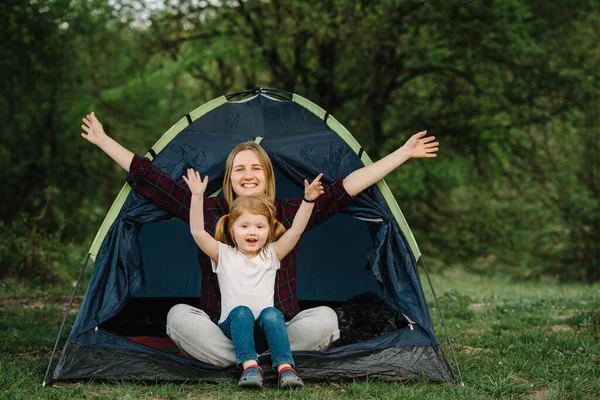 Joyeuses Vacances Famille Dans Une Tente Avec Enfant Dans Nature — Photo