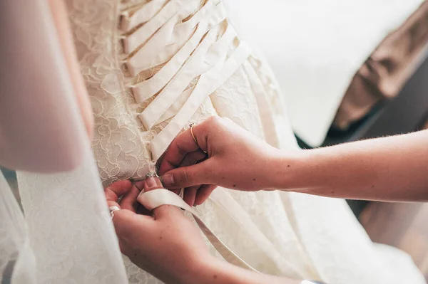 Mano Stringe Corsetto Primo Piano Buongiorno Sposa Giorno Del Matrimonio — Foto Stock