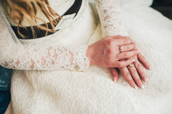 Svatební Manikúra Blízko Ruce Šaty Krásné Stylové Šaty Francouzskou Krajkou — Stock fotografie