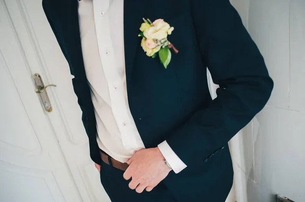 Parte Elegante Traje Hombre Con Boutonniere Boda Habitación Cerca Puerta —  Fotos de Stock