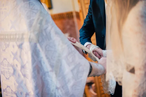 Mãos Noiva Noivo Amarrado Toalhas Casamento Padre Amarra Toalha Mão — Fotografia de Stock