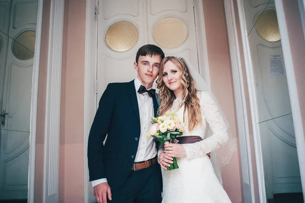 Een Stijlvolle Elegante Bruid Bruidegom Staat Vlak Bij Spiegel Deuren — Stockfoto