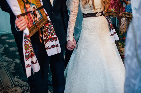 Menyasszony Vőlegény Fogják Egymás Kezét Esküvő Után Elhagyják Templomot Boldog — Stock Fotó