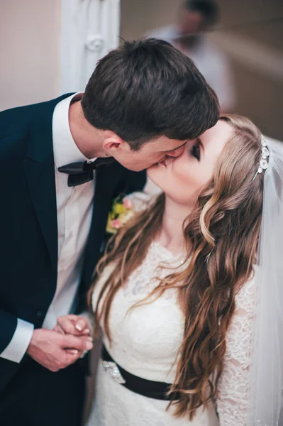 Una Elegante Novia Con Estilo Encuentra Cerca Del Espejo Besa — Foto de Stock