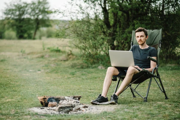 Uomo Che Lavora Laptop Online Sulla Natura Giovane Freelance Rilassante — Foto Stock