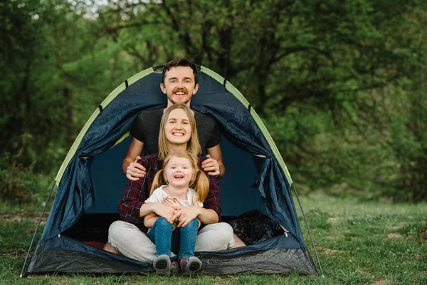 Joyeuses Vacances Famille Dans Une Tente Avec Enfant Dans Nature — Photo