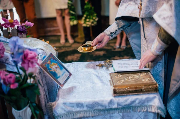 Prêtre Tient Bible Entre Ses Mains Prêtre Lors Une Cérémonie — Photo