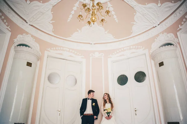 Elegant Leende Elegant Brud Med Bukett Bröllop Blommor Och Brudgum — Stockfoto