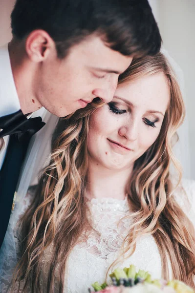 Ein Stilvoll Elegantes Glückliches Und Lächelndes Brautpaar Blickt Nach Unten — Stockfoto
