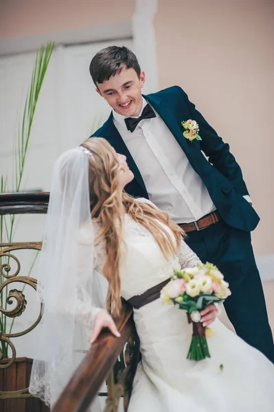 Elegante Elegante Novio Encuentra Las Escaleras Con Barandilla Con Patrones —  Fotos de Stock