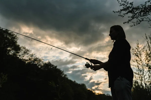 Silueta Pescador Mujer Joven Pescando Lago Atardecer Pesca Día Pesca —  Fotos de Stock