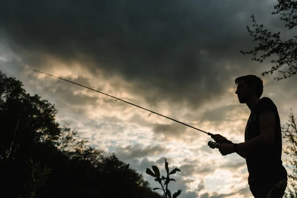 Silueta Pescador Joven Pescando Lago Atardecer Pesca Día Pesca Anillos —  Fotos de Stock