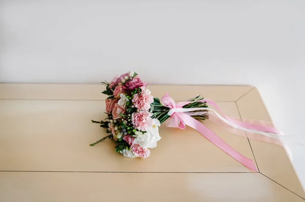 Pembe Güllerden Beyaz Karanfilden Yeşil Çiçeklerden Pastel Masada Duran Kurdeleli — Stok fotoğraf