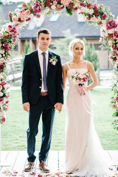 Glückliche Braut Und Bräutigam Stehen Auf Der Hochzeitszeremonie Unter Dem — Stockfoto