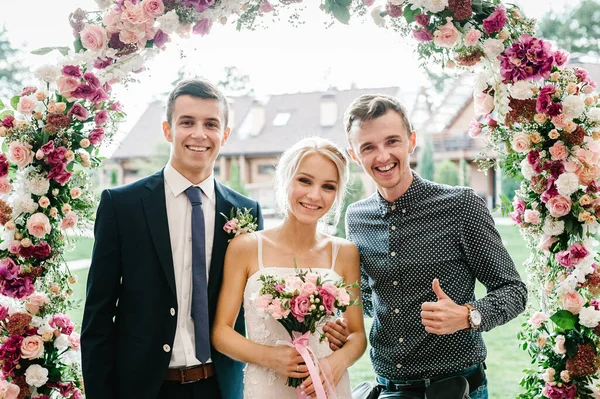 Amigo Irmão Cumprimentam Noivas Com Dia Casamento Noiva Noivo Recém — Fotografia de Stock