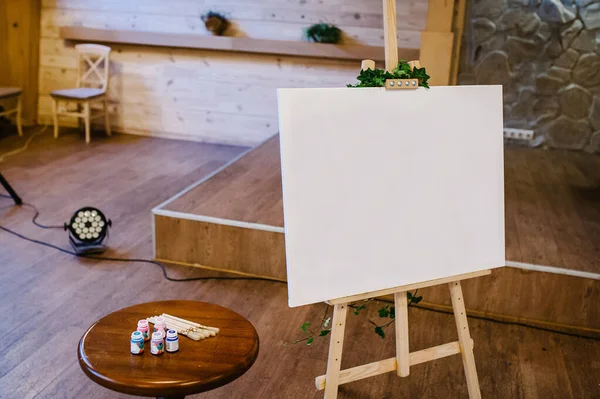 Limpe Cavalete Com Pincel White Easel Com Imagem Rostos Humanos — Fotografia de Stock