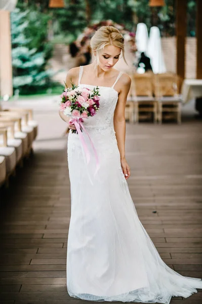 Pengantin Muda Yang Cantik Dengan Gaun Yang Elegan Dengan Karangan — Stok Foto