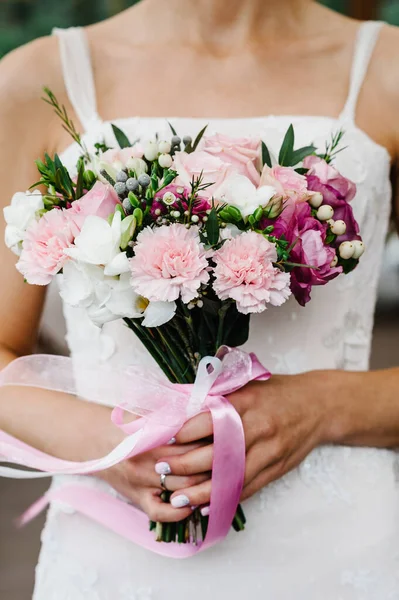 Giovane Bella Sposa Abito Elegante Piedi Tenendo Bouquet Fiori Rosa — Foto Stock