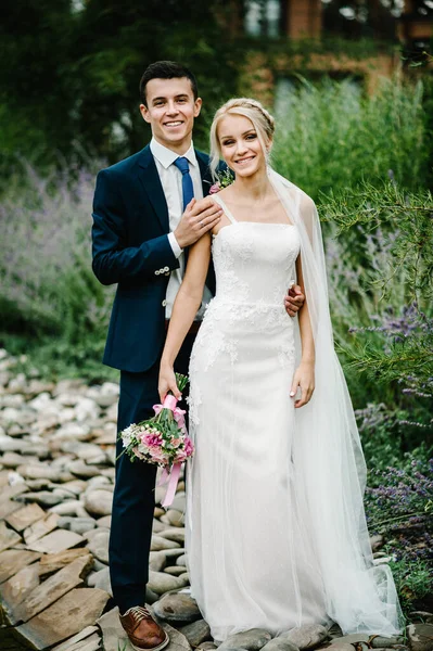 Casal Romântico Recém Casados Noiva Noivo Segurando Buquê Flores Verdes — Fotografia de Stock