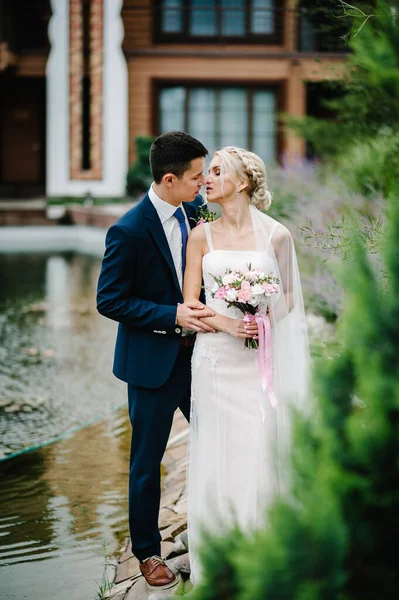 Momento Casamento Romântico Casal Recém Casados Olhando Beijando Outro Natureza — Fotografia de Stock