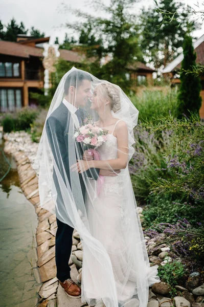 Romantikus Esküvő Pillanat Menyasszony Vőlegény Mosolyog Egymásra Fátyol Alatt Boldog — Stock Fotó