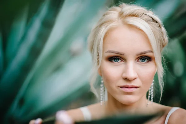 Hermoso Retrato Una Joven Sobre Fondo Verde Cactus — Foto de Stock