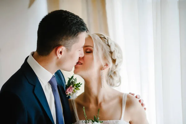 Portret Van Bruid Bruidegom Bij Het Raam Kamers Kussen Van — Stockfoto