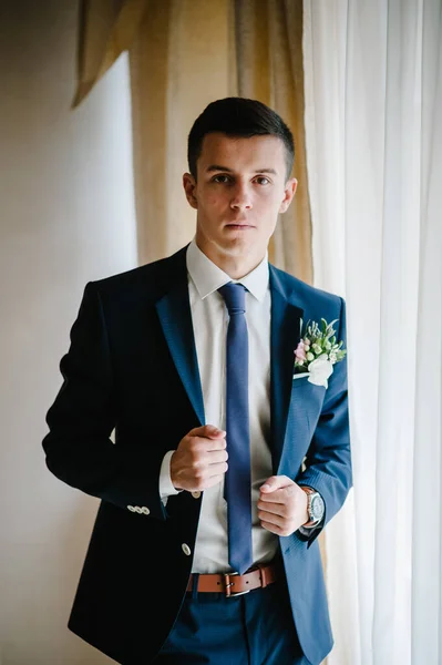 Glückliches Porträt Schöner Bräutigam Einem Hochzeitsanzug Mit Boutonniere Steht Der — Stockfoto