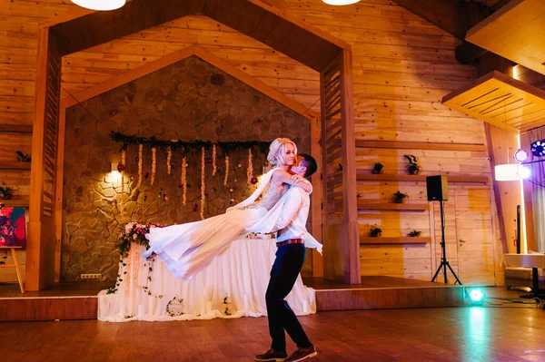 Primer Baile Bodas Recién Casados Novia Novio Bailando Restaurante — Foto de Stock