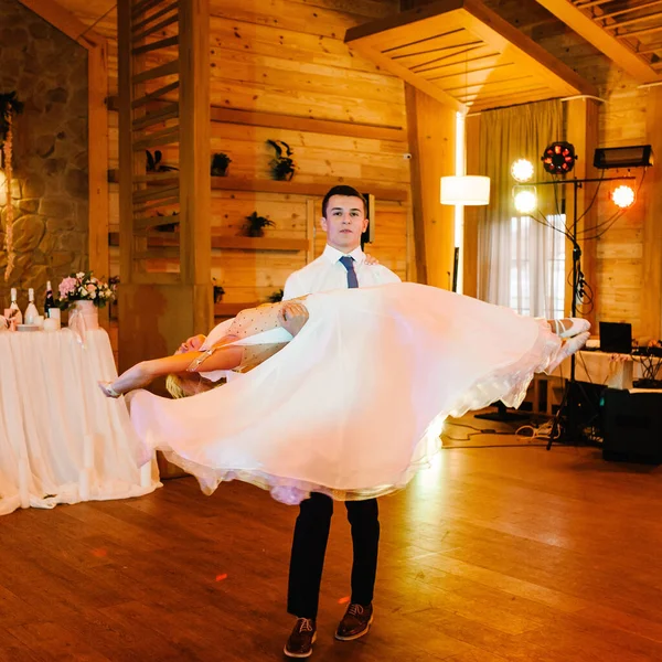 First Wedding Dance Newlywed Bride Groom Dancing Restaurant — Stock Photo, Image