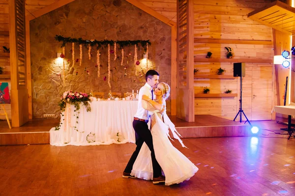 Primer Baile Bodas Recién Casados Novia Novio Bailando Restaurante —  Fotos de Stock