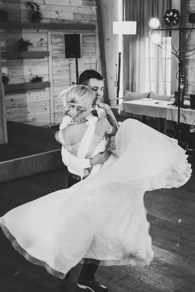 First Wedding Dance Newlywed Bride Groom Dancing Restaurant — Stock Photo, Image