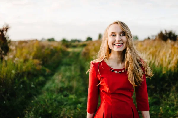 Retrato Uma Bela Menina Ficar Outono Vestido Vermelho Contra Fundo — Fotografia de Stock