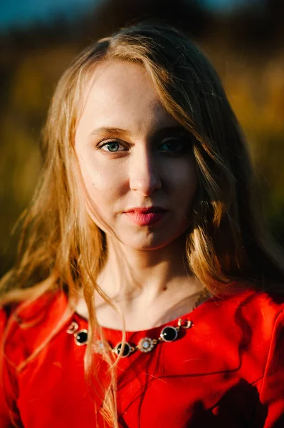 Retrato Una Hermosa Niña Pie Otoño Vestido Rojo Sobre Fondo — Foto de Stock