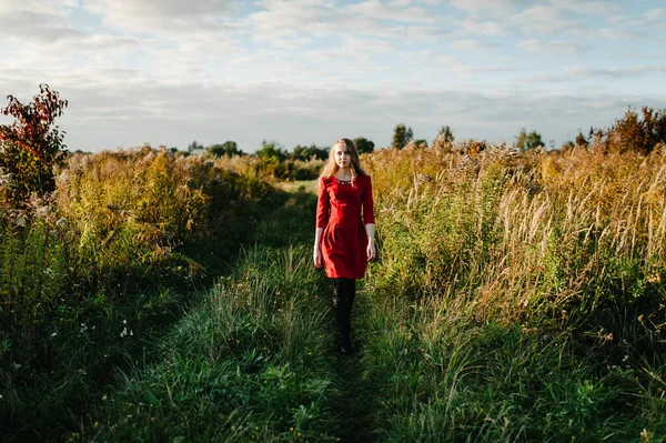 Retrato Uma Menina Bonita Indo Outono Vestido Vermelho Contra Fundo — Fotografia de Stock